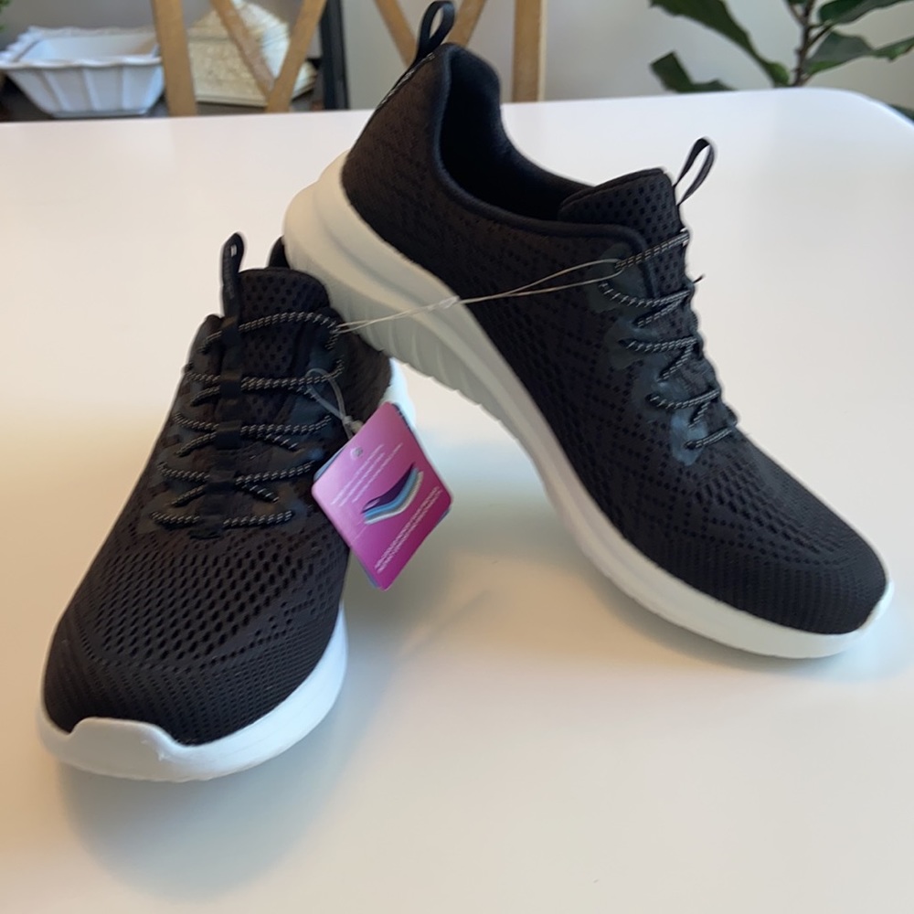 New w/tags. Women’s Black SKECHERS Flex. SZ 9